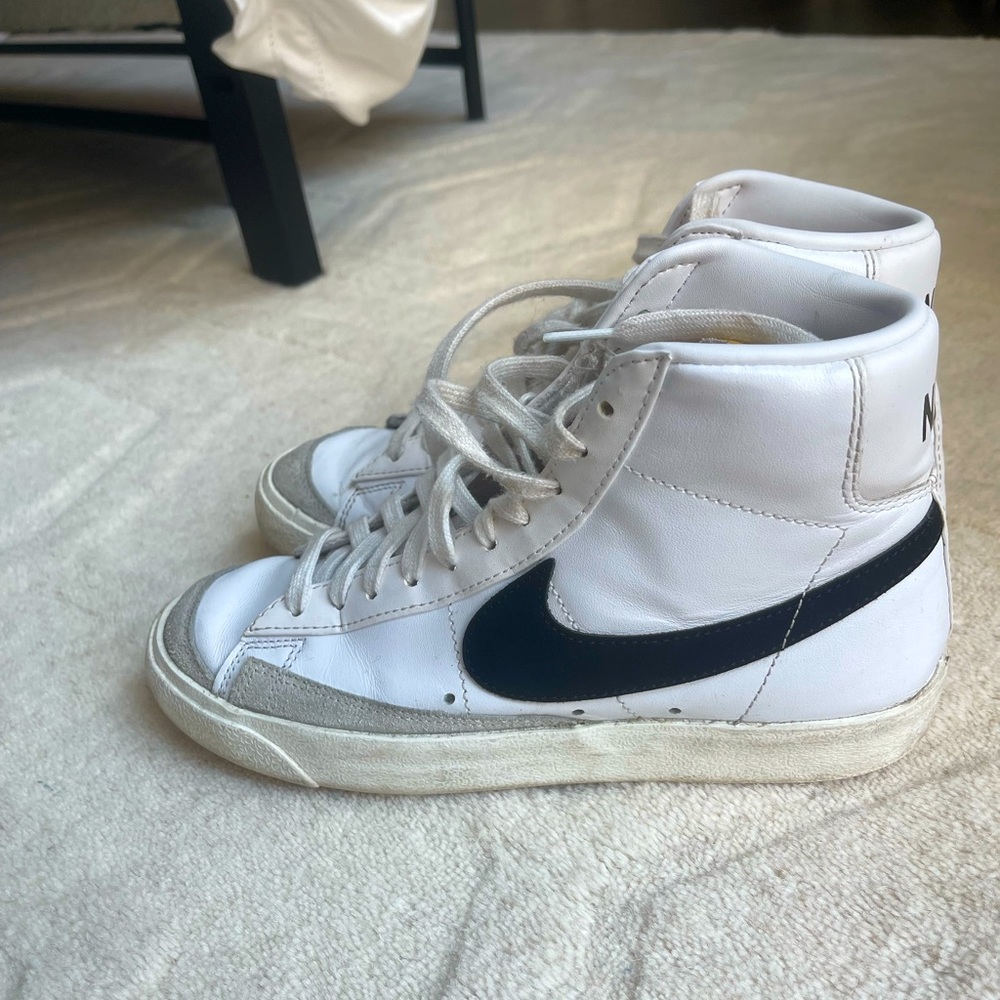 Women’s Nike Blazer Mid ‘77 with black Nike logo